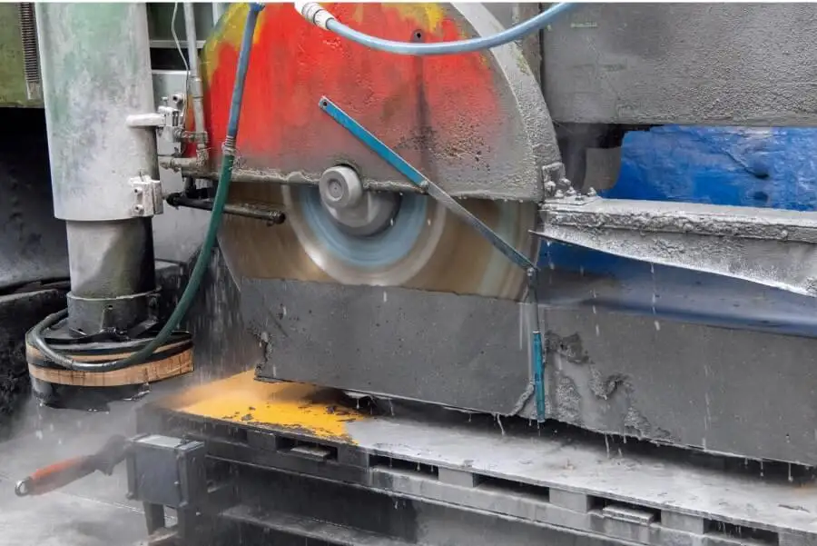 カッターで切断する様子