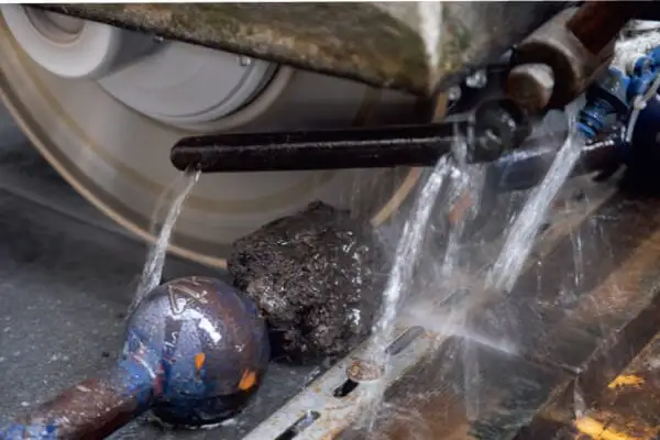 「ダイヤモンドベルトカッター」でこぶし大に切断する様子