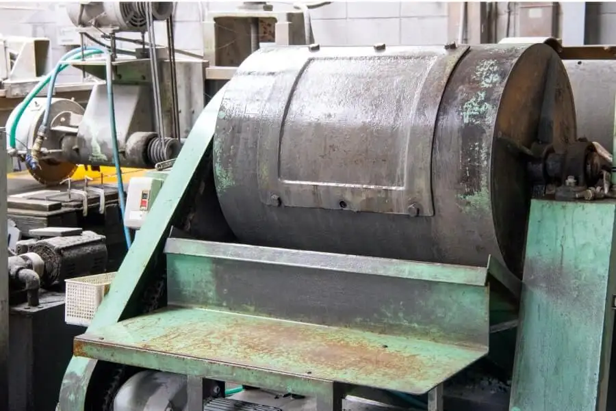 「ドラム式粉砕機」で小石大になるまで砕く様子