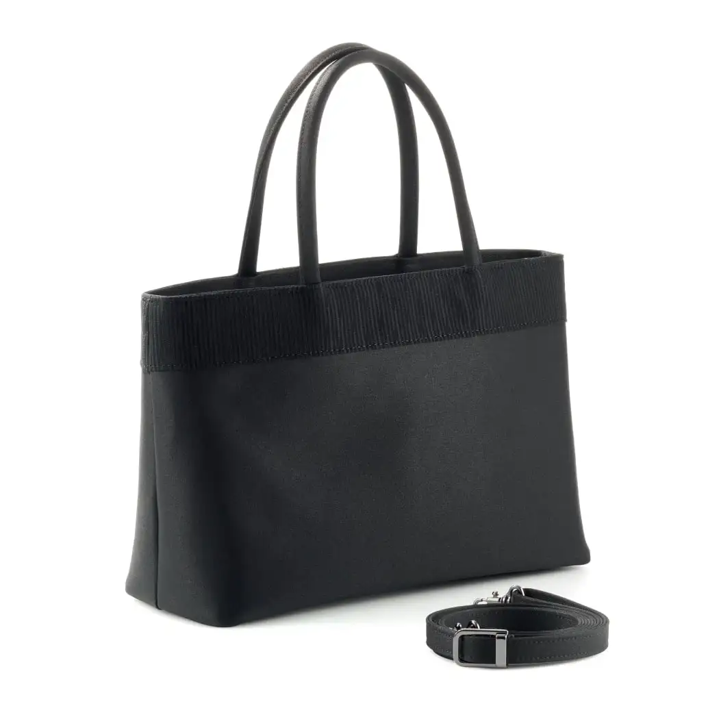 ショルダーベルトつきフォーマルバッグ