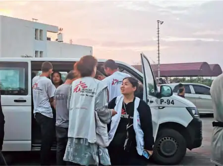 車で南部へと避難する国境なき医師団のスタッフたち。