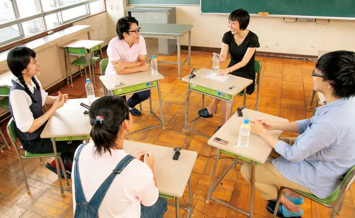 現行の制度では、生活保護世帯の子どもは高校卒業後は働くことが原則とされており、進学する際には「世帯分離」の手続きを取って子どもだけ生活保護の対象から外れる必要がある。