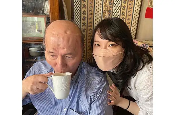 画像:娘・文子さんと顔を寄せて。