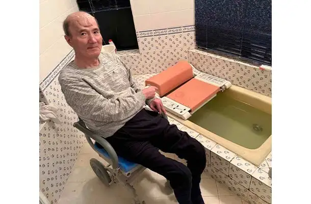 画像：入浴用リフトが設置されたお風呂。