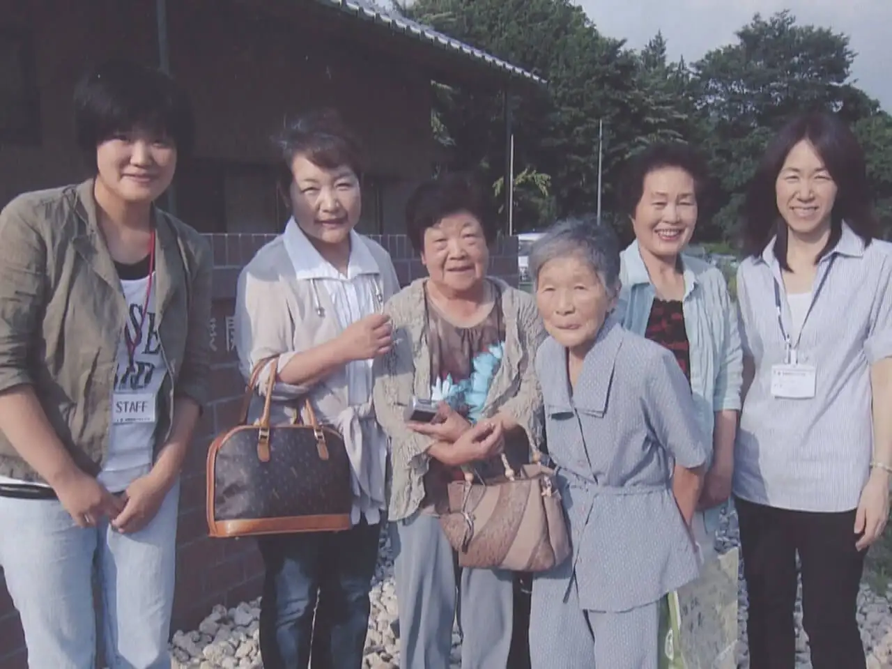 画像：2013年、性被害を実名で初めて証言したヤスエさん（右から３人目）