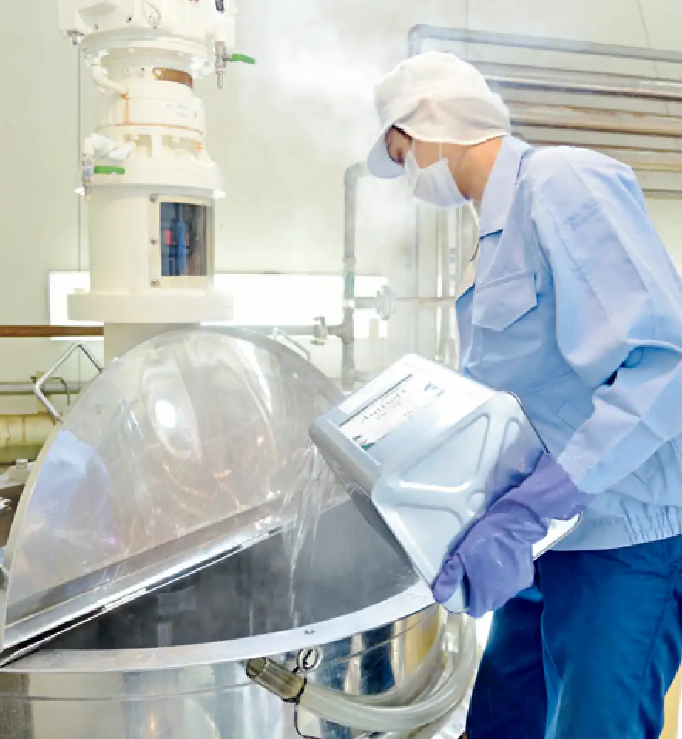 2トン釜に水を入れ80℃まで加温。増粘剤を溶かしてから界面活性剤を投入。混ざり具合は目視で確認し、モーター回転数を調整する　イメージ