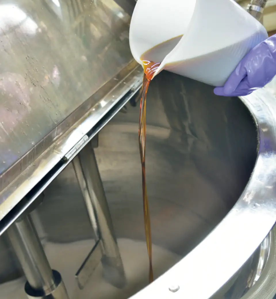 界面活性剤が混ざったら60℃まで冷却。抗菌剤を入れてから50℃に下げ、プラチナシルクを注ぐ。この茶色の液体がプラチナシルク　イメージ