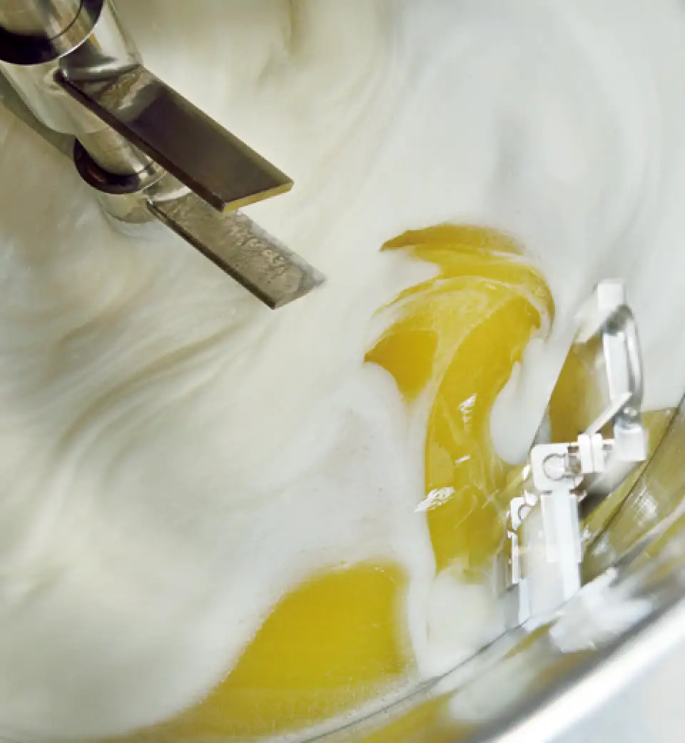 シロキクラゲ多糖体などのトリートメント成分や香料を入れて混ぜ合わせる。本品ならではのきめ細かなクリーミーな泡立ちが見てとれる　イメージ