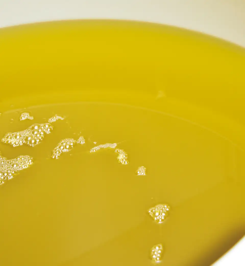 でき上がりは半透明の黄色。着色料不使用なのに色づくのはプラチナシルクの茶色の影響。泡立ちが収まるまで一晩おいてから充填する　イメージ