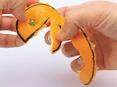 皮を実からはずし、ヘビの口部分と皮全体を広げたら完成。イメージ