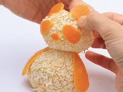 皮の裏の白い繊維部同士を、指先でしっかり押しつける。イメージ