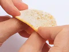 ①ではがした皮をやぶれないようにゆっくりと裏返す。イメージ