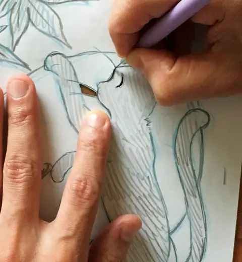 3黒い紙を重ねてホチキスで留め、下絵に沿って切る イメージ
