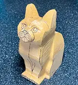 ネコのポーズを決め、木を大まかに削って形を作る イメージ