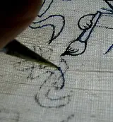 下絵の上から輪郭線を糸目糊でなぞる。染めムラを防ぐため、生地にふのりを引く イメージ