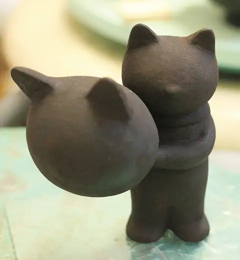 下地も漆でつけて強度と耐水性を増し、絵の具で着色 イメージ