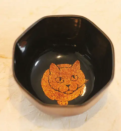 磨いてつやを出して仕上げる。工程ごとに1日以上乾かせば完成 イメージ