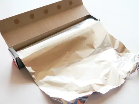 アルミホイルはレンジに触れないように使う イメージ