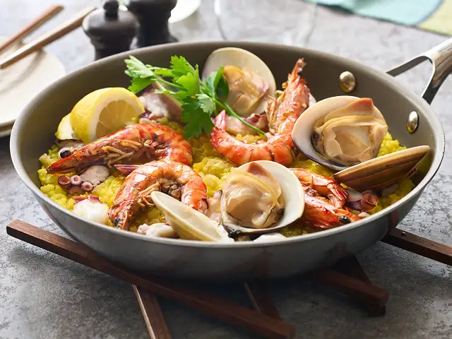 タコと魚介の豪華なパエリア イメージ