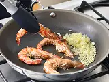 タコと魚介の豪華なパエリア イメージ