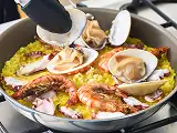 タコと魚介の豪華なパエリア イメージ
