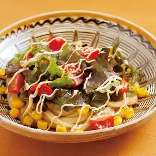 冷凍うどん＆スイートコーンで「野菜たっぷりサラダうどん」 イメージ