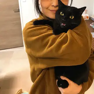 抱っこされ悲鳴をあげすぎるネコ　　りょうこさん