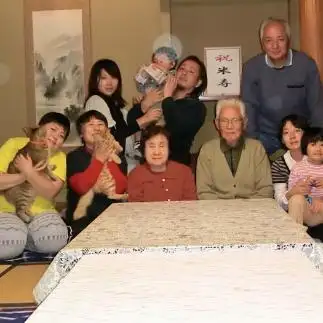 人生の節目に集合写真に入り込みすぎるネコ　　島本陽子さん