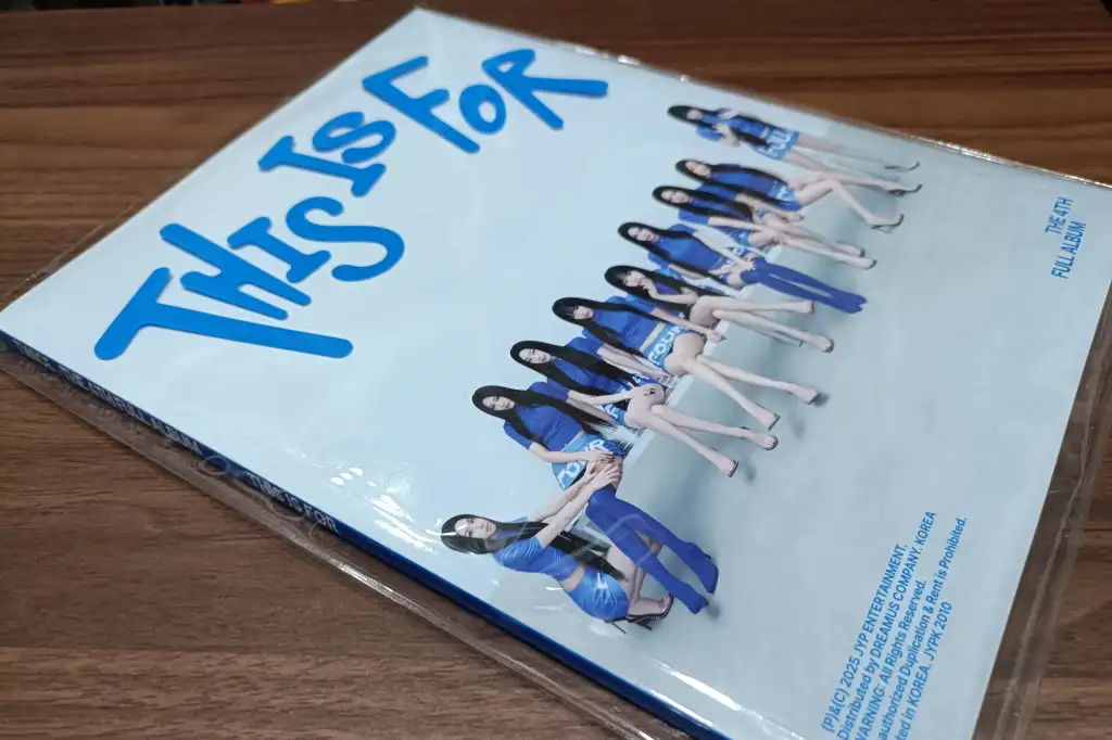 TWICEのジャケット写真